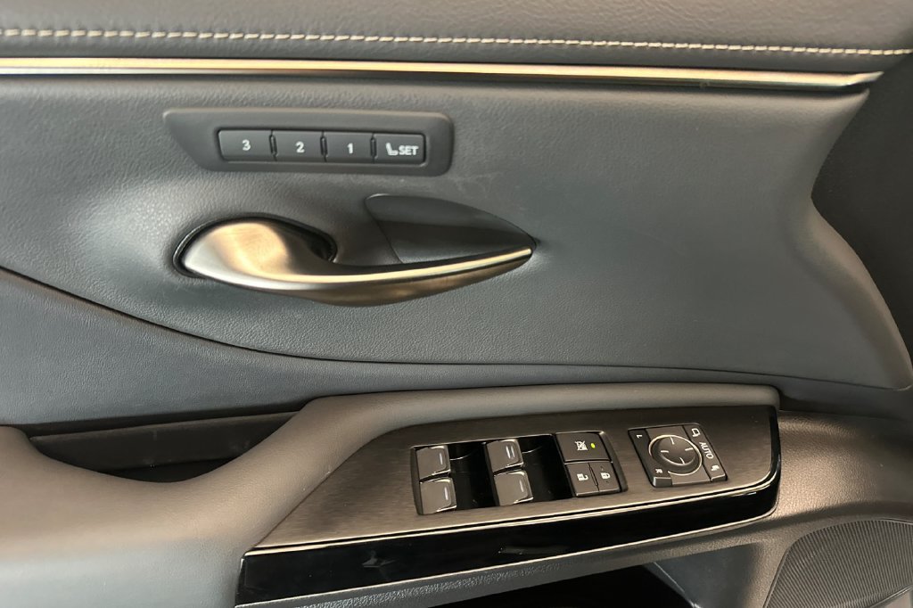 Certified 2022 Lexus ES 300h w/ Premium Package FWD image 11