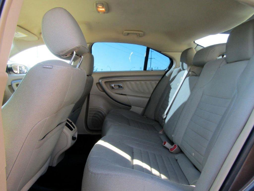 Used 2016 Ford Taurus SE FWD image 25