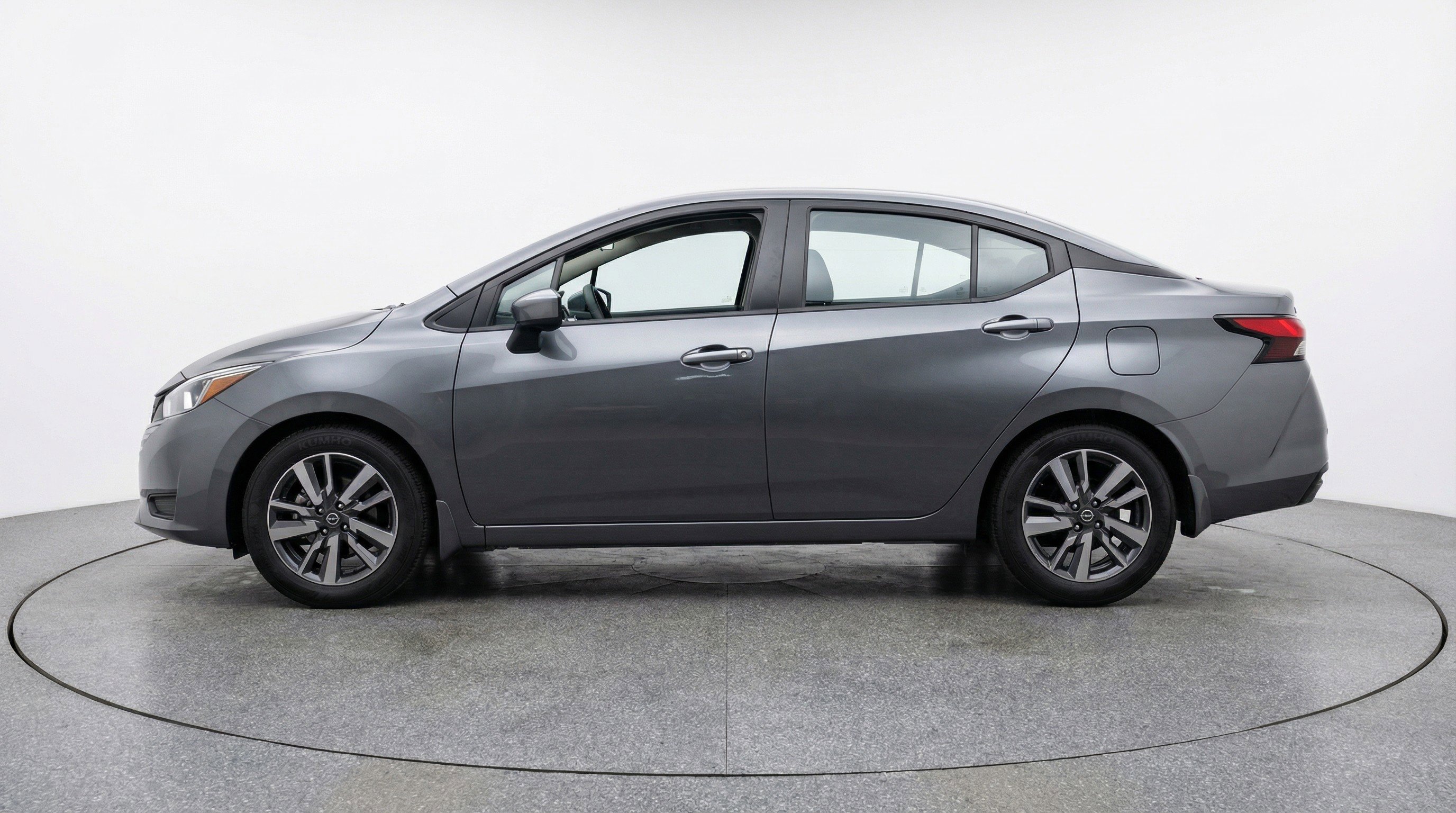 Used 2025 Nissan Versa SV FWD image 5