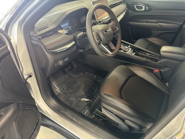 Used 2025 Jeep Compass Trailhawk AWD/4WD image 14