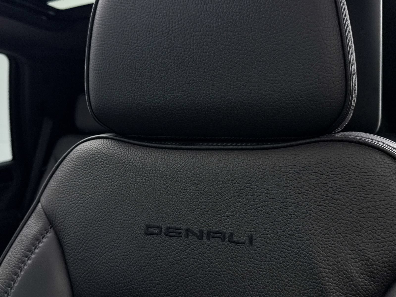 Used 2021 GMC Yukon Denali w/ Denali Ultimate Package AWD/4WD image 4
