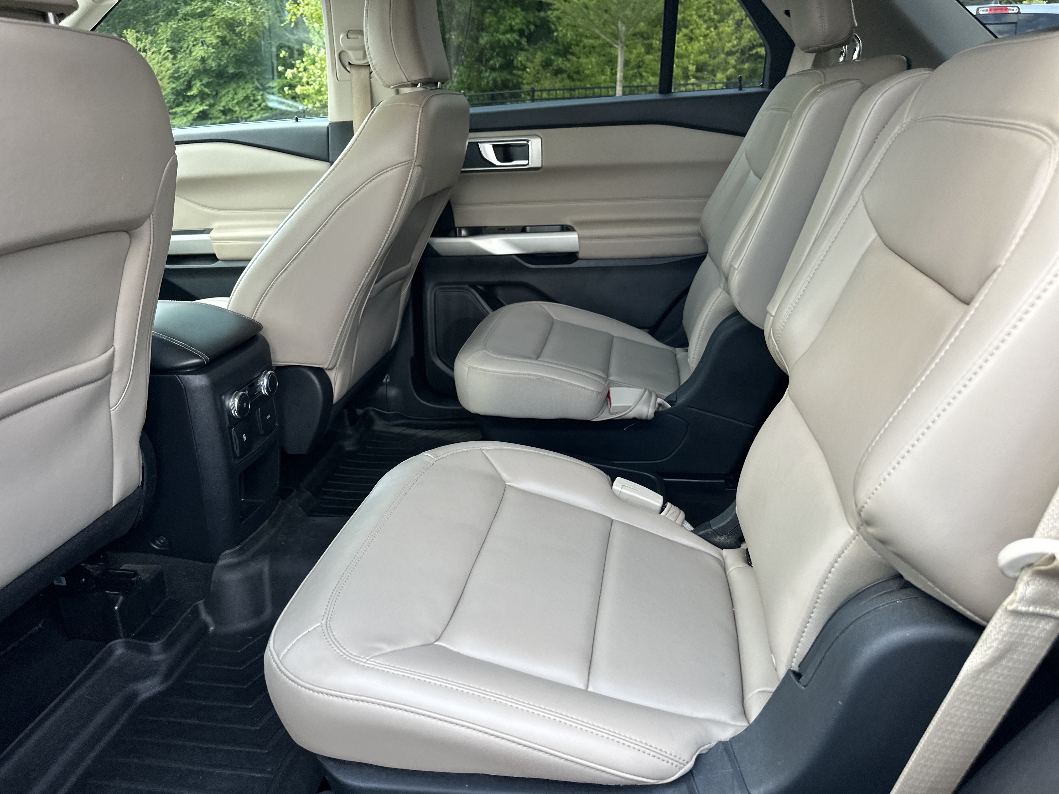 Used 2021 Ford Explorer XLT w/ Equipment Group 202A RWD image 20