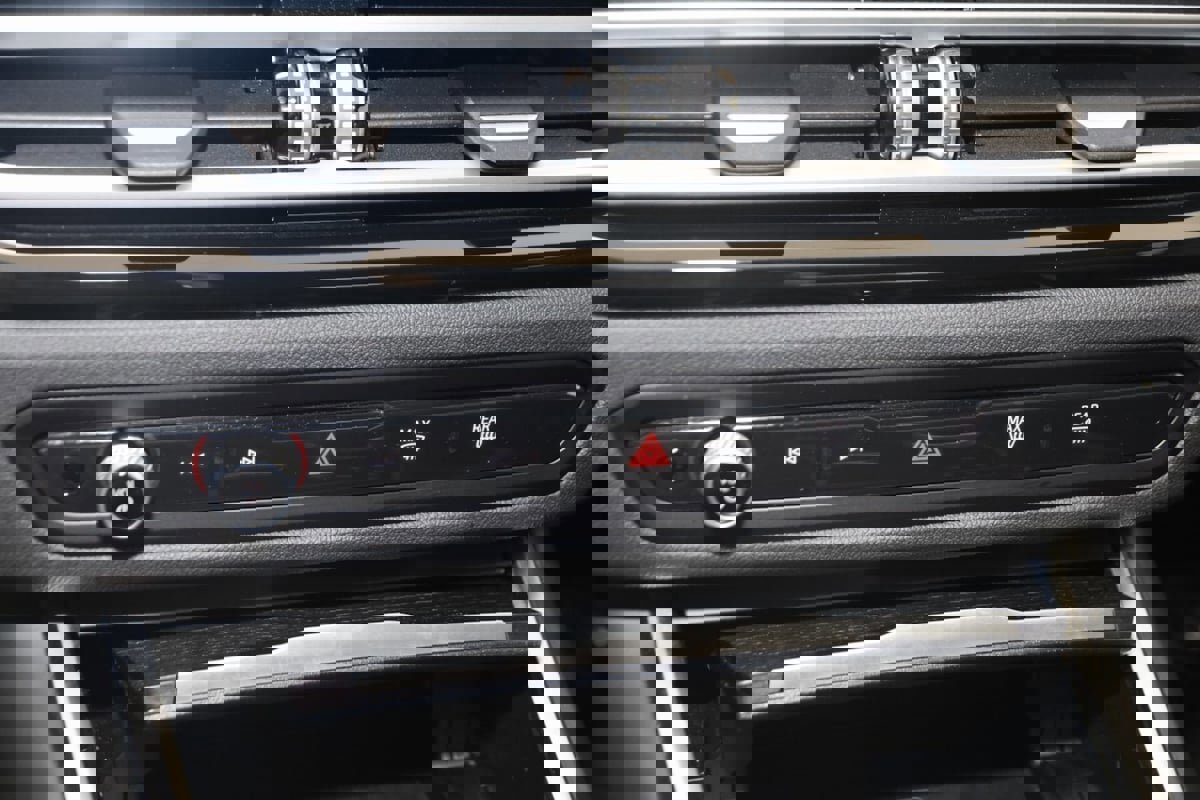 Used 2023 BMW 330e xDrive w/ Premium Package image 32