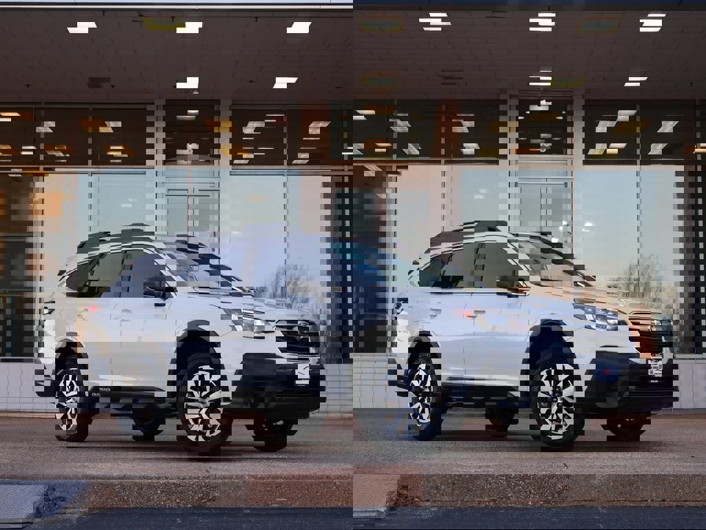 Used 2021 Subaru Outback Base image 2