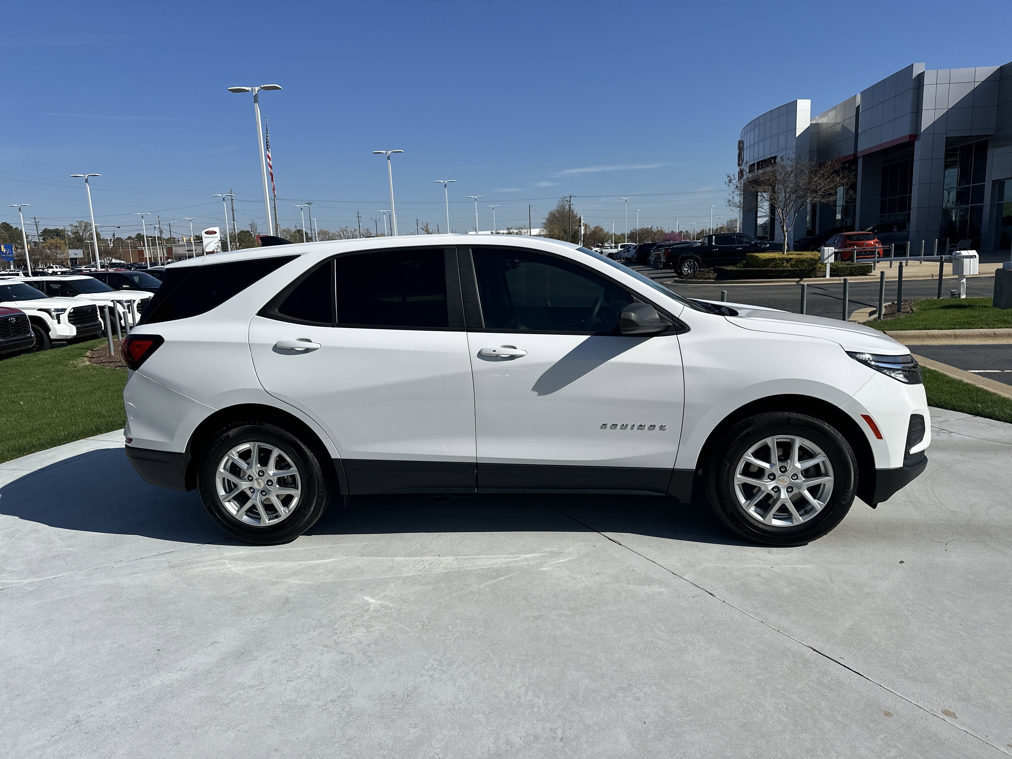 Used 2023 Chevrolet Equinox LS w/ LS Convenience Package image 11