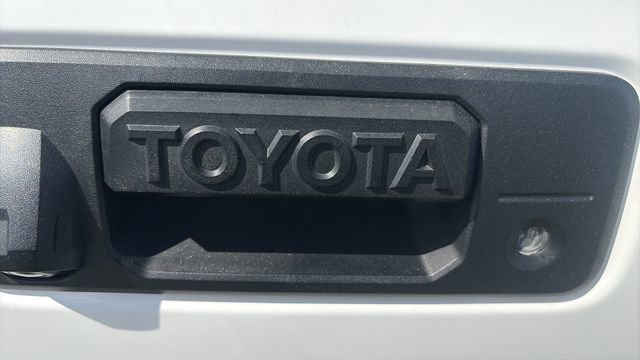 Used 2016 Toyota Tacoma TRD Off-Road w/ Premium & Technology Package AWD/4WD image 12