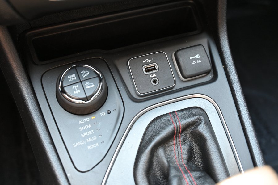 Used 2020 Jeep Cherokee Trailhawk AWD/4WD image 21