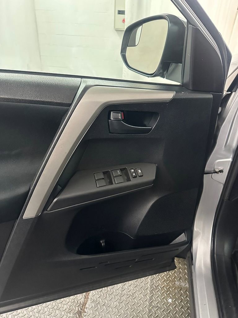 Used 2016 Toyota RAV4 LE AWD/4WD image 9