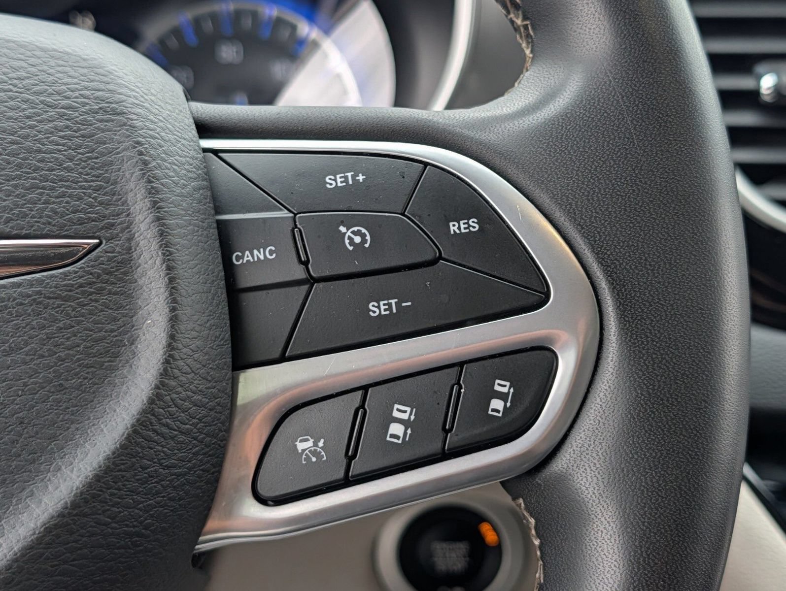 Used 2023 Chrysler Pacifica Touring-L FWD image 29