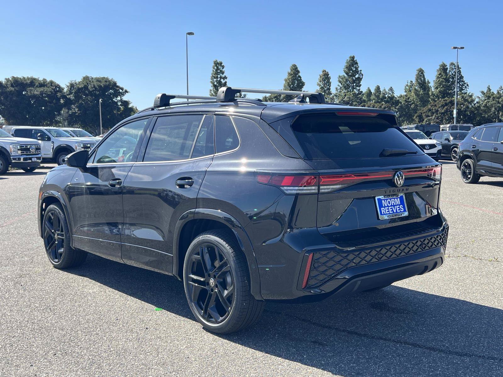 New 2026 Volkswagen Tiguan SE R-Line FWD image 3