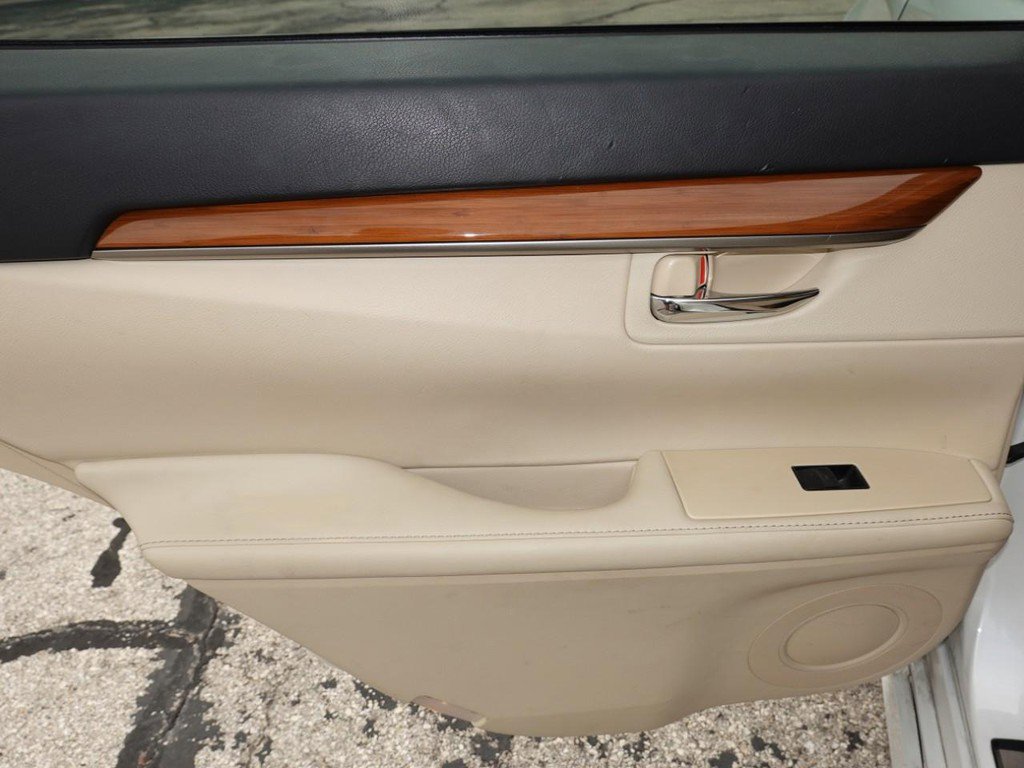 Used 2014 Lexus ES 300h w/ Luxury Package w/Bamboo Trim FWD image 21