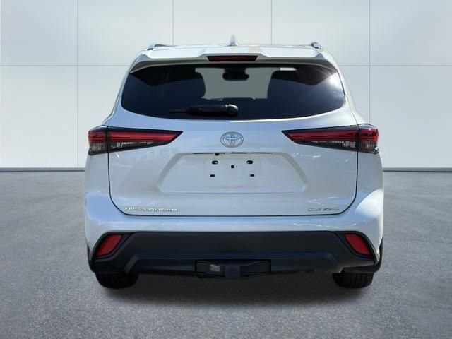 Used 2021 Toyota Highlander XLE AWD/4WD image 11