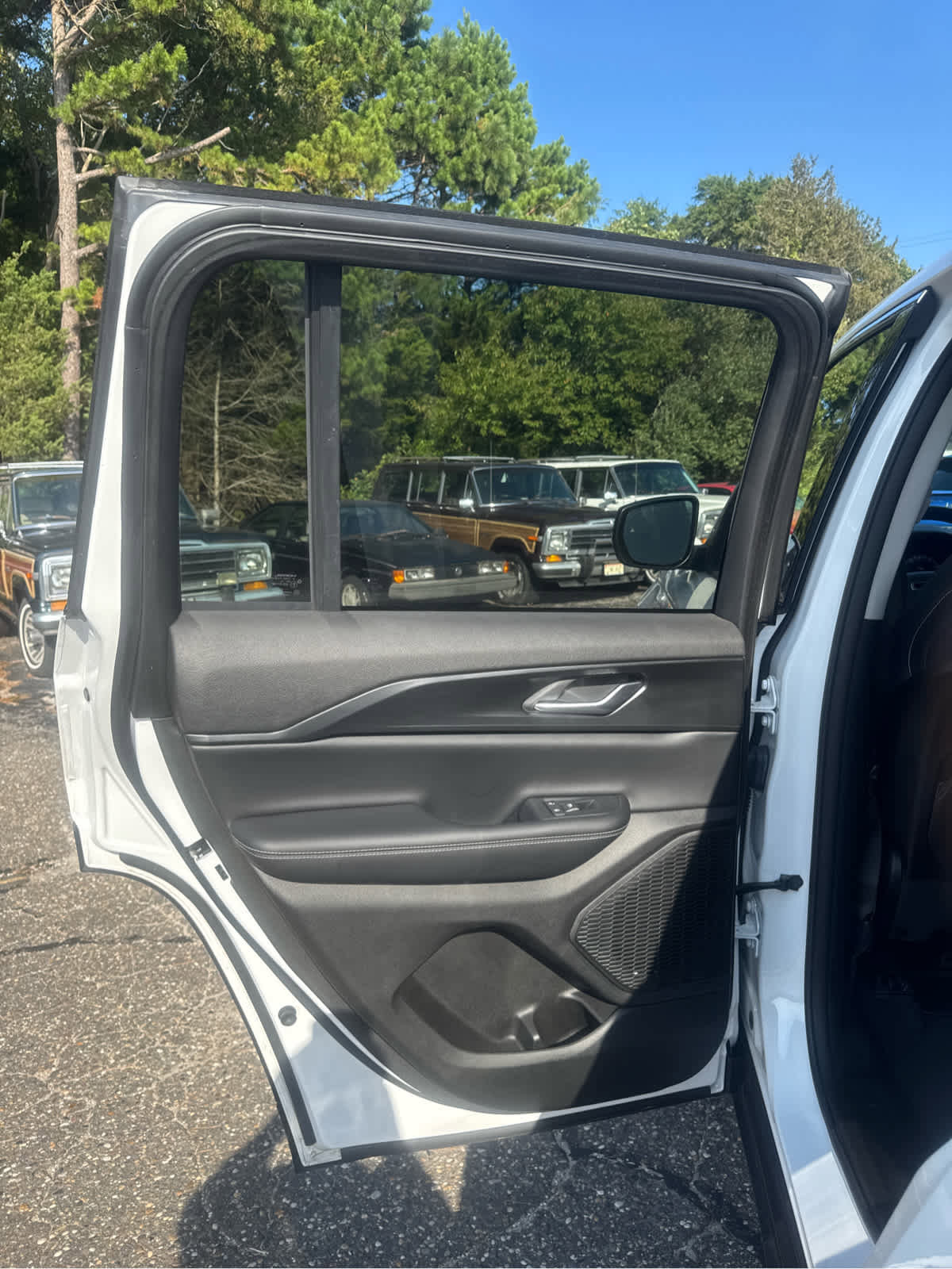 Certified 2023 Jeep Grand Cherokee Laredo image 19