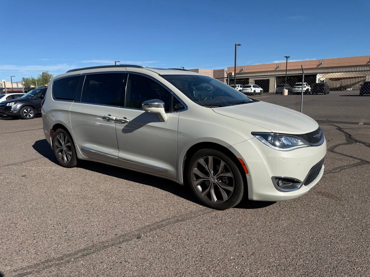 Used 2017 Chrysler Pacifica Limited w/ Advanced Safetytec Group FWD image 3