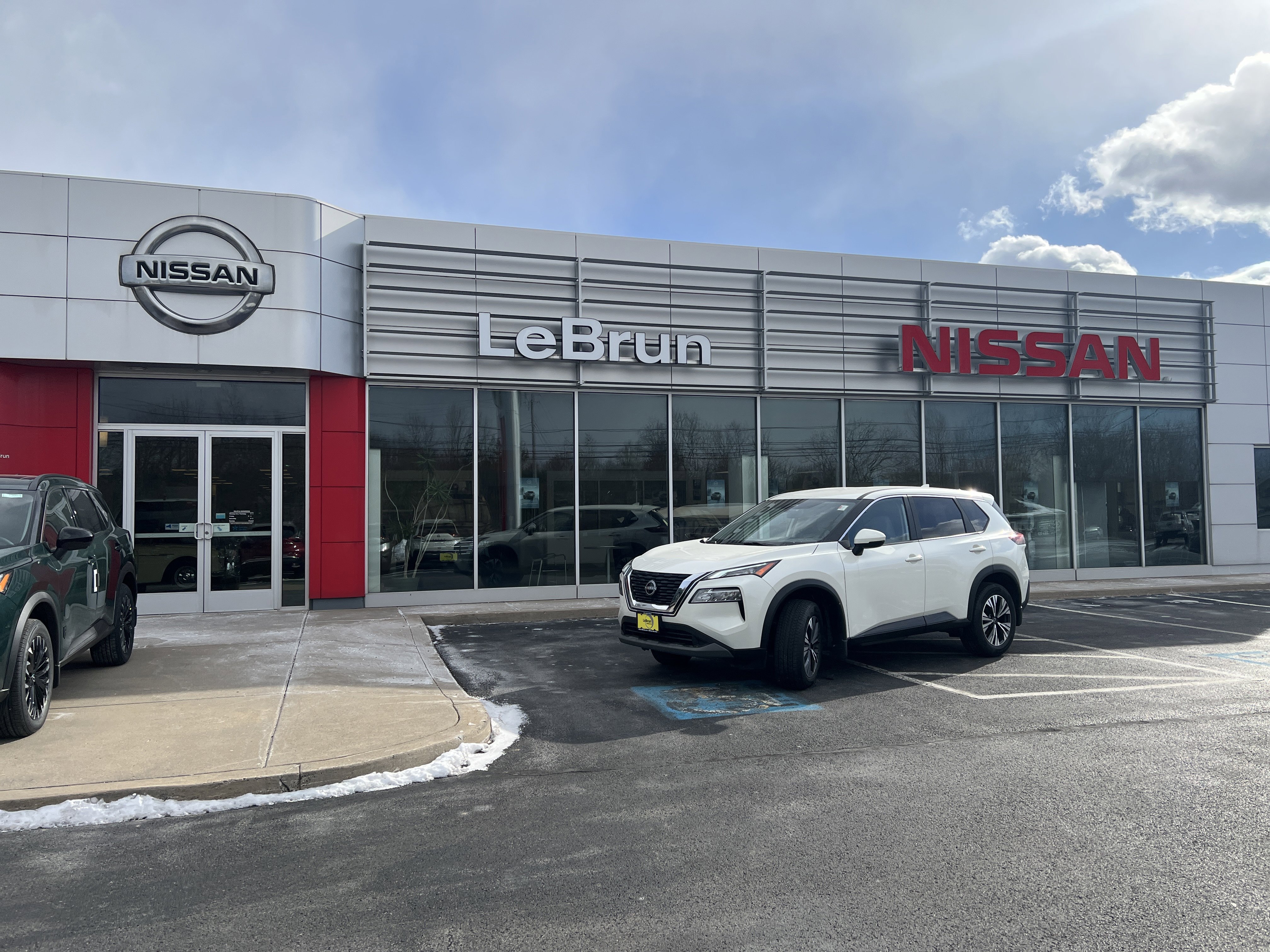 Used 2023 Nissan Rogue SV image 1