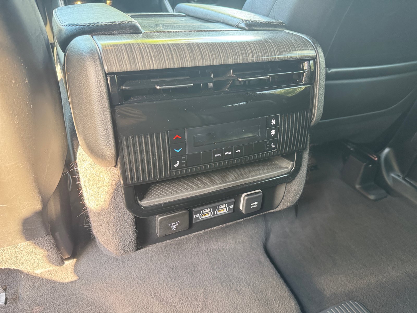 Used 2024 Jeep Wagoneer Series II w/ Flexible Seating Group RWD image 13
