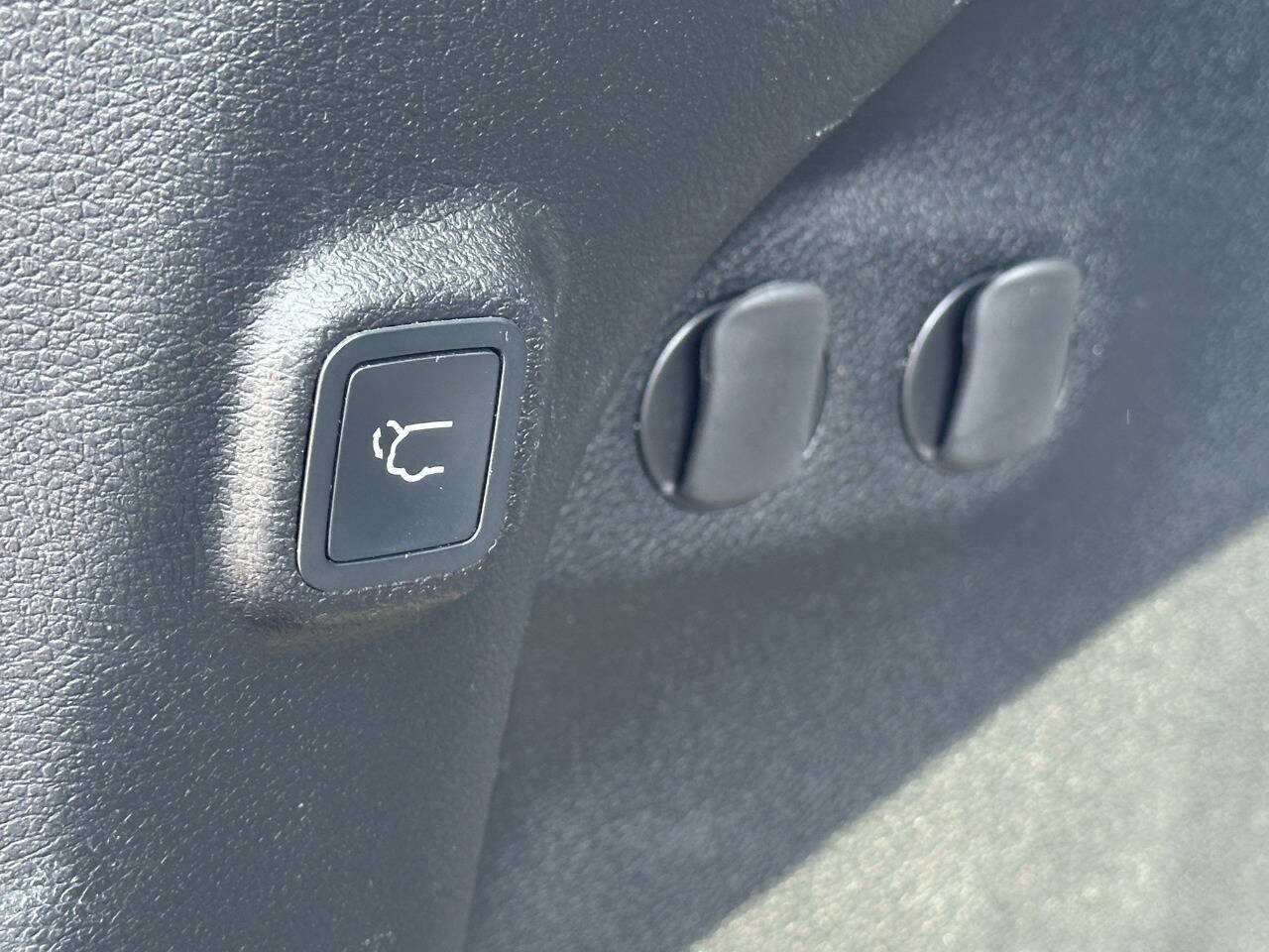 Used 2019 Jeep Cherokee Limited image 24