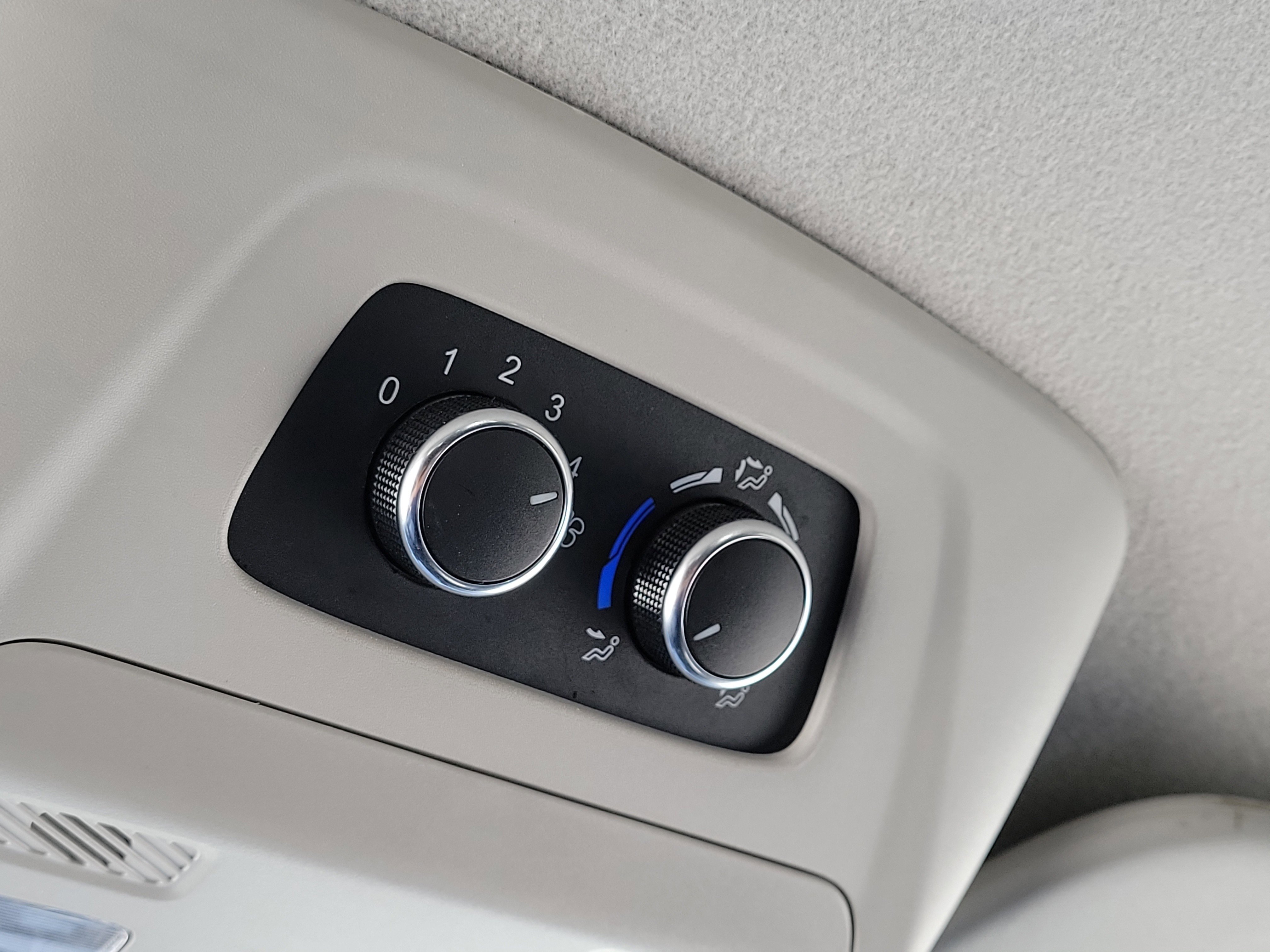 Used 2023 Ford Transit 350 XLT image 28