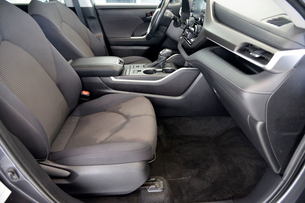 Used 2021 Toyota Highlander LE image 31