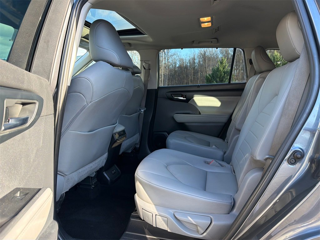 Used 2020 Toyota Highlander XLE image 18
