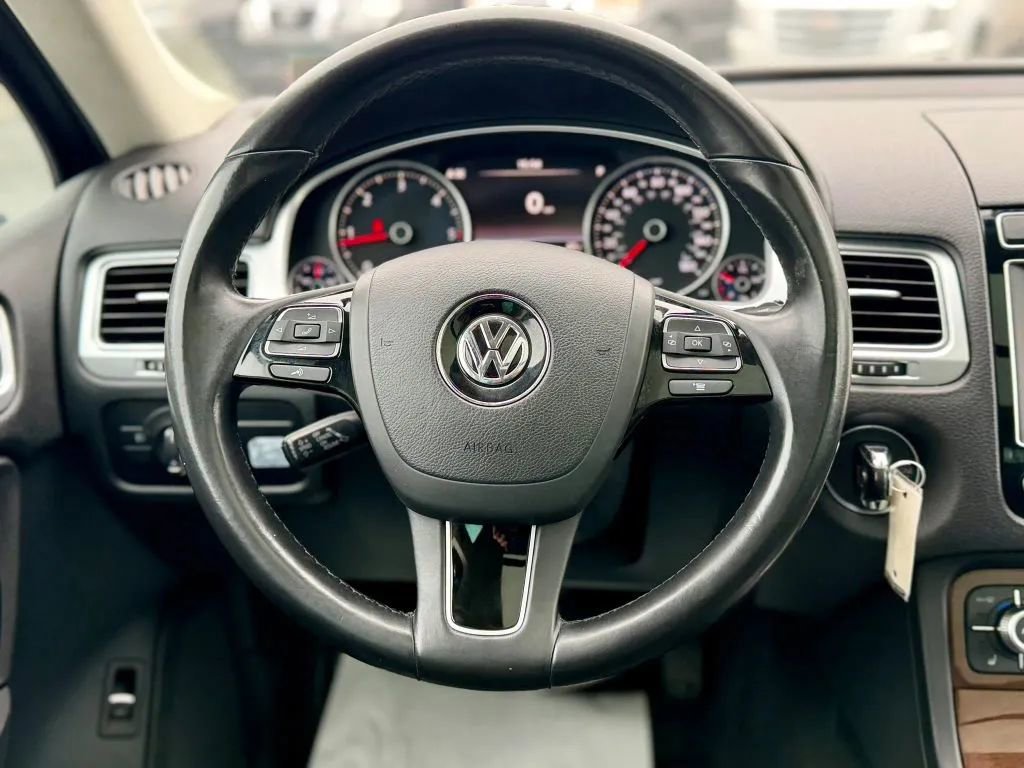 Used 2016 Volkswagen Touareg TDI AWD/4WD image 20