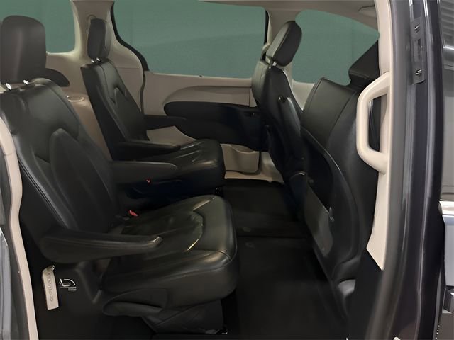 Used 2020 Chrysler Pacifica Touring-L FWD image 33