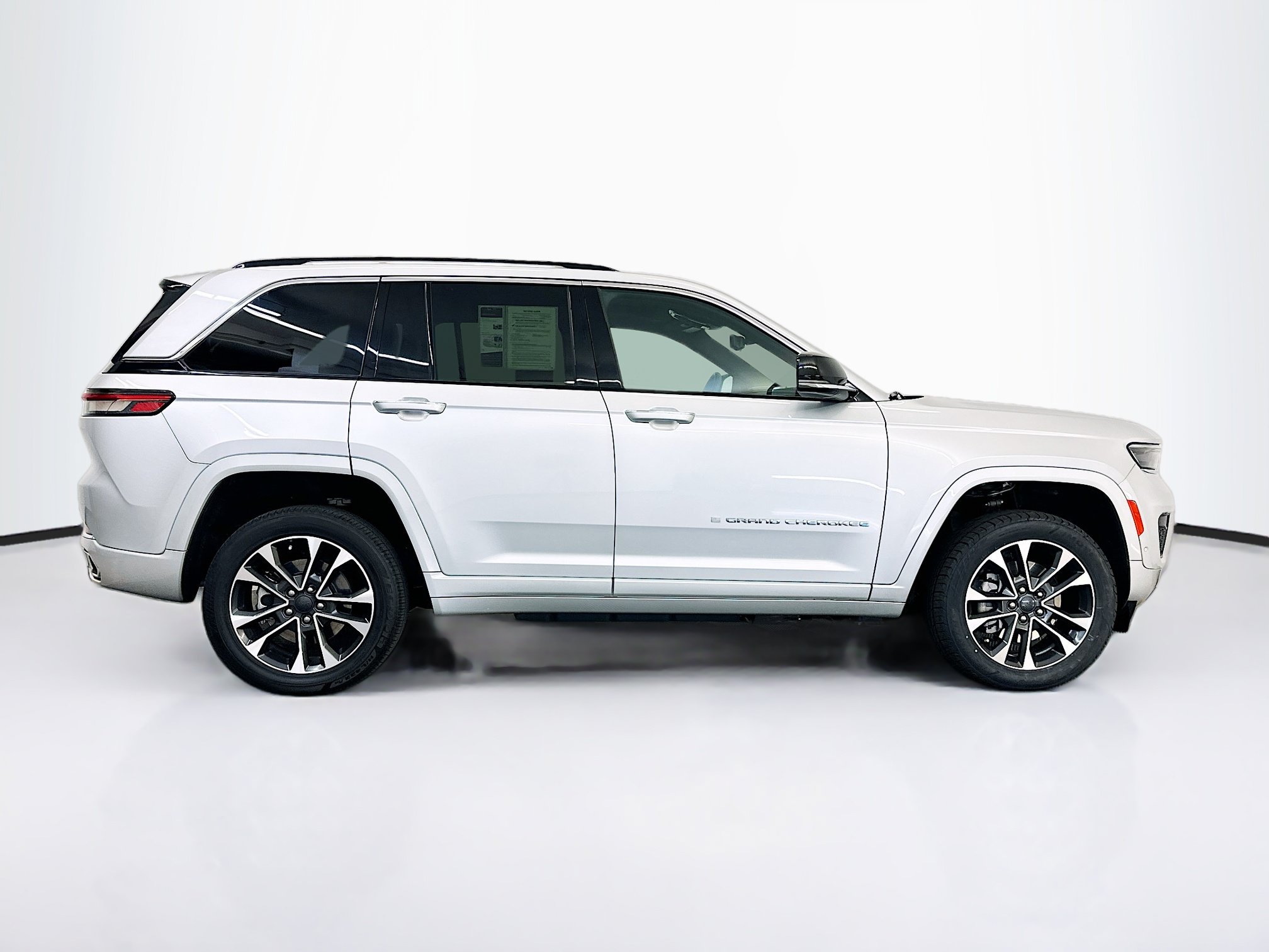 Used 2023 Jeep Grand Cherokee Overland w/ Luxury Tech Group IV AWD/4WD image 10
