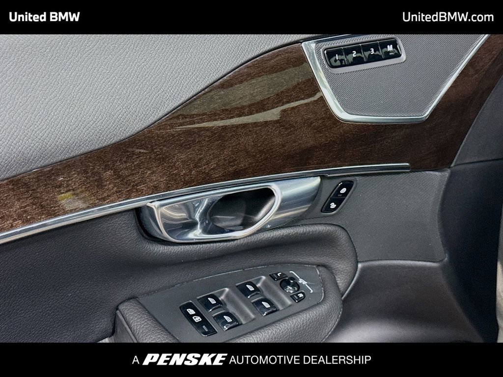 Used 2019 Volvo XC60 T5 Momentum w/ Multimedia Package image 3