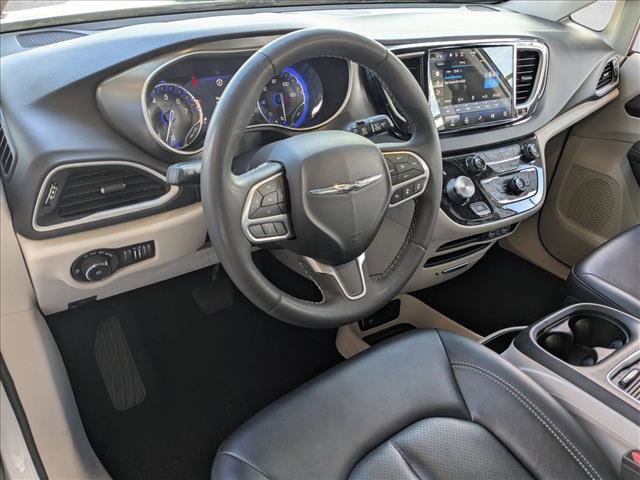 Used 2024 Chrysler Pacifica Touring-L image 10