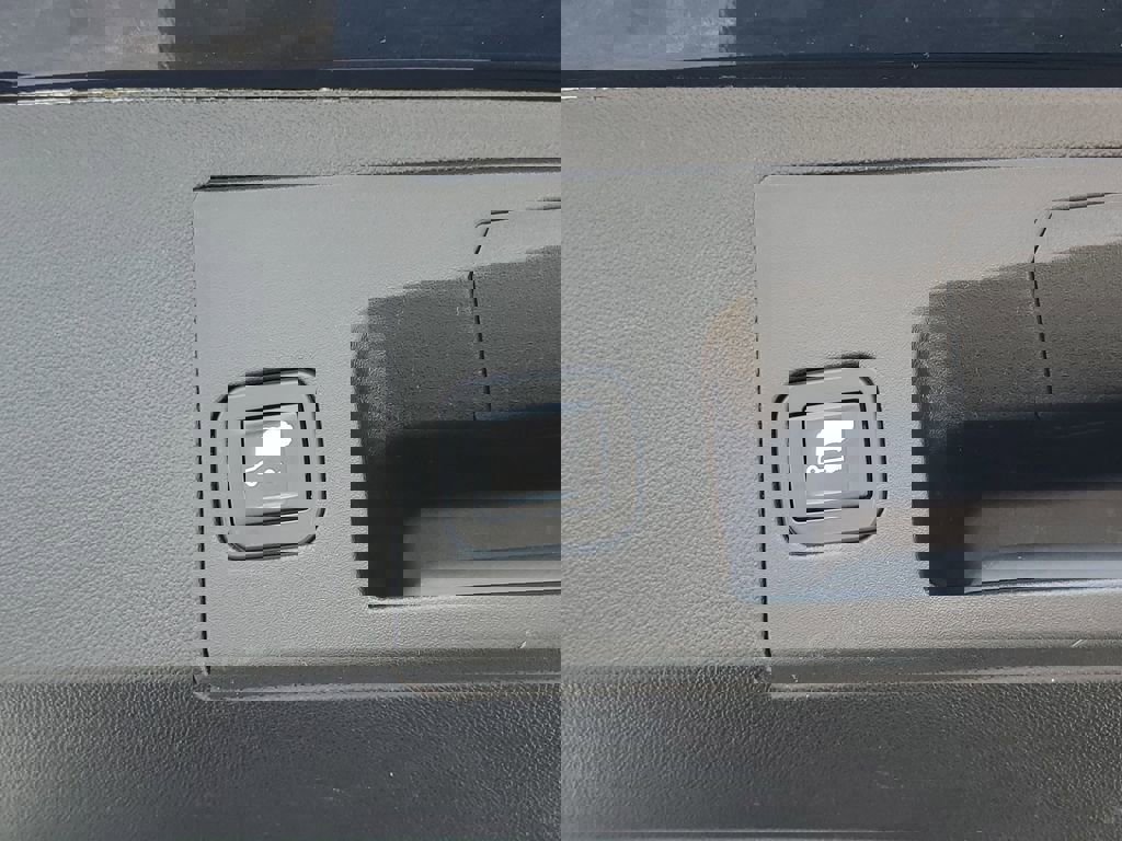 Used 2017 Cadillac XT5 Luxury w/ Driver Awareness Package FWD image 9