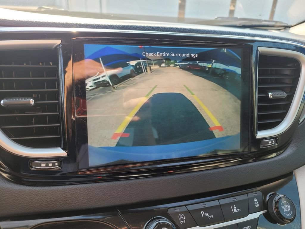 Used 2024 Chrysler Pacifica Touring-L FWD image 19