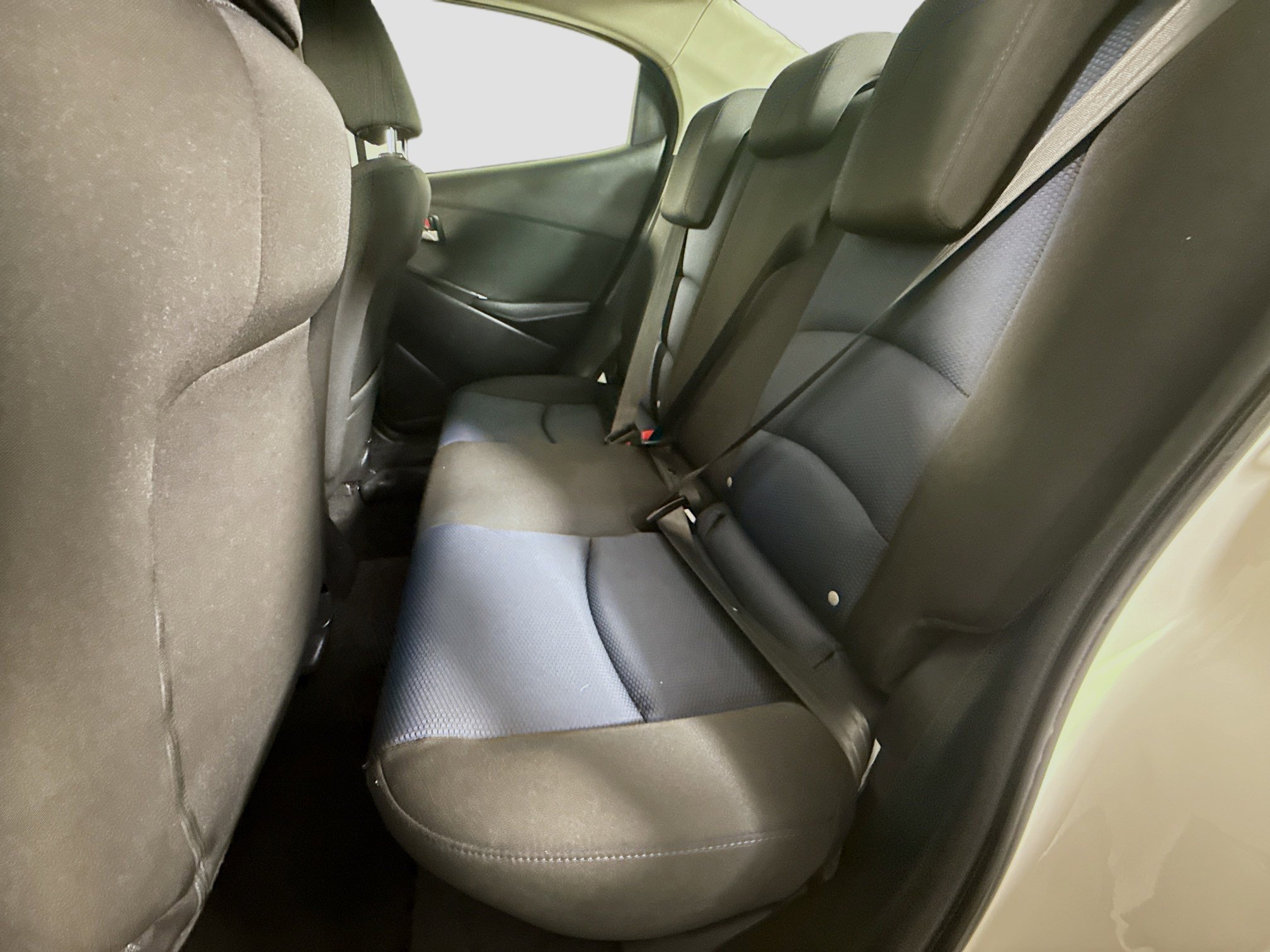 Used 2019 Toyota Yaris L image 25