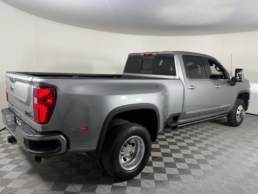 Used 2024 Chevrolet Silverado 3500 High Country w/ Technology Package AWD/4WD image 8