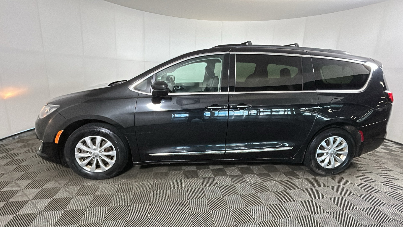 Used 2017 Chrysler Pacifica Touring-L FWD image 7