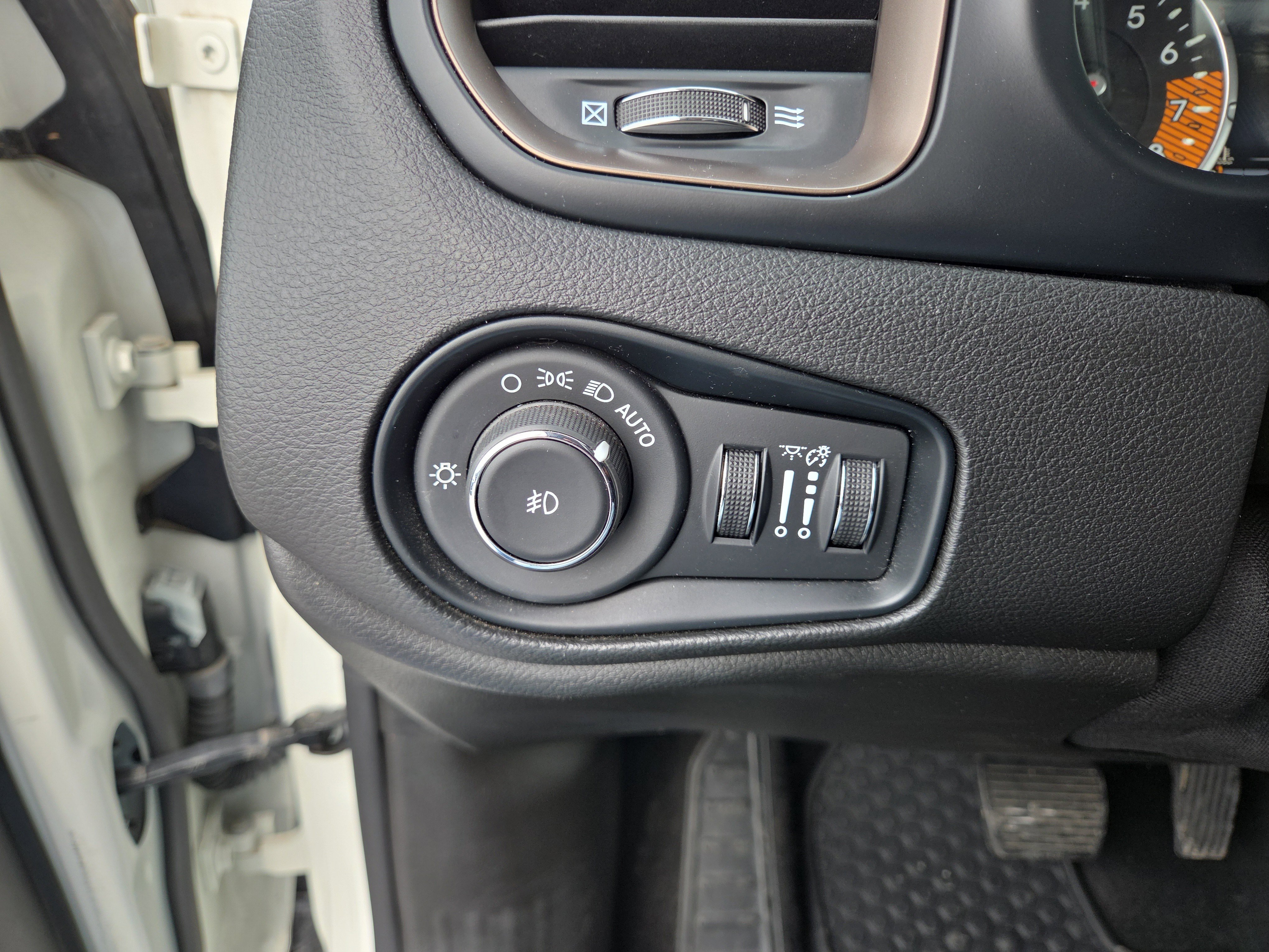 Certified 2023 Jeep Renegade Latitude AWD/4WD image 30