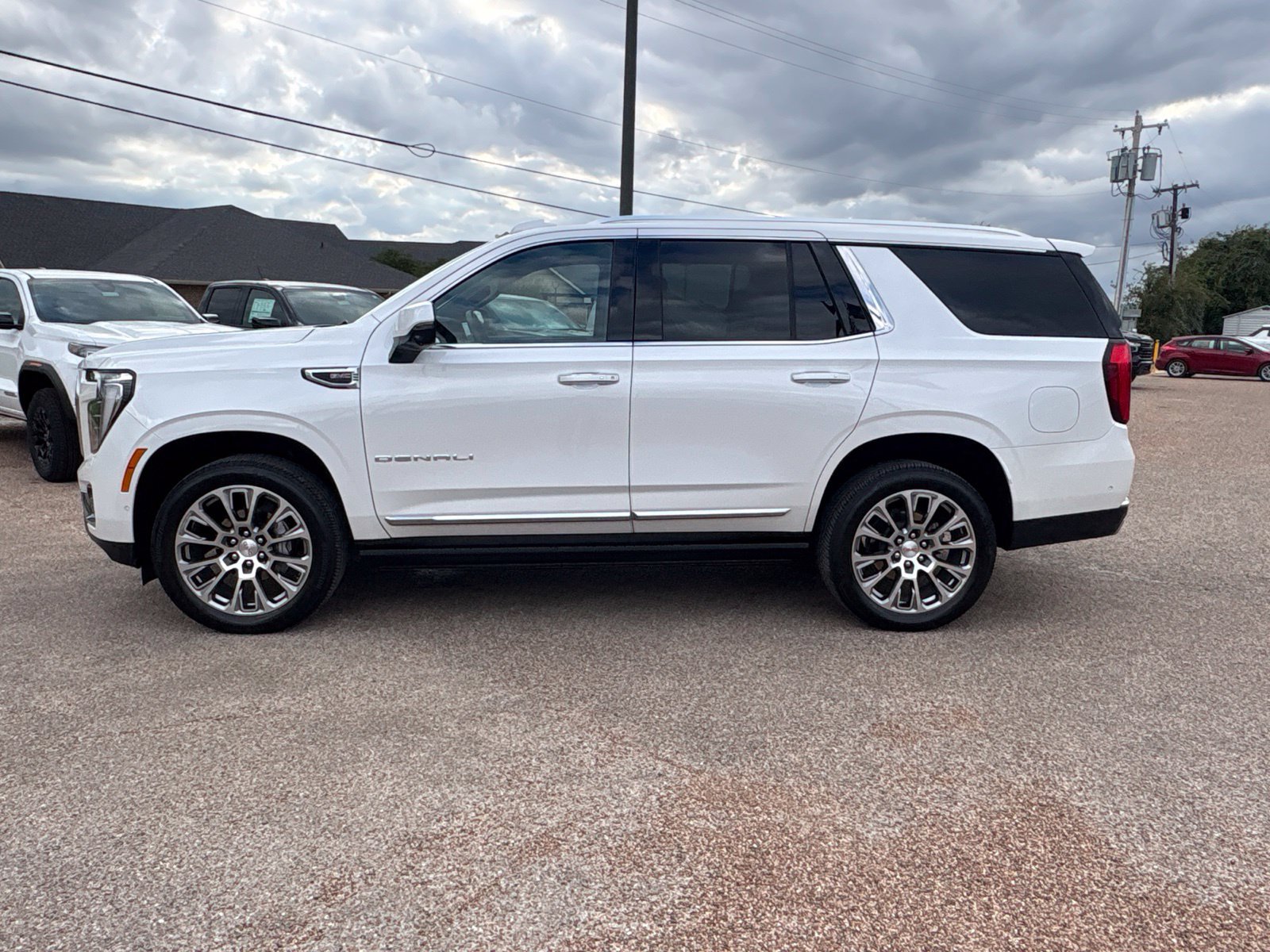 Used 2025 GMC Yukon Denali w/ Sun & Power Step Package AWD/4WD image 2