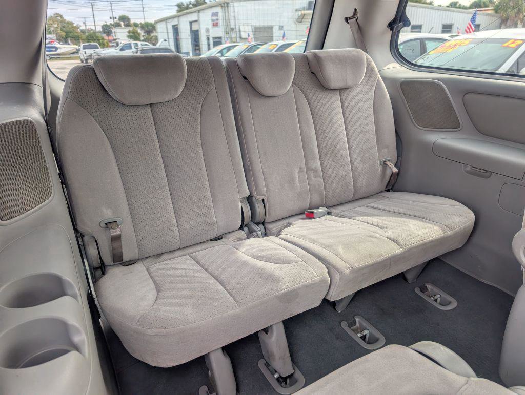 Used 2008 Hyundai Entourage Limited image 14