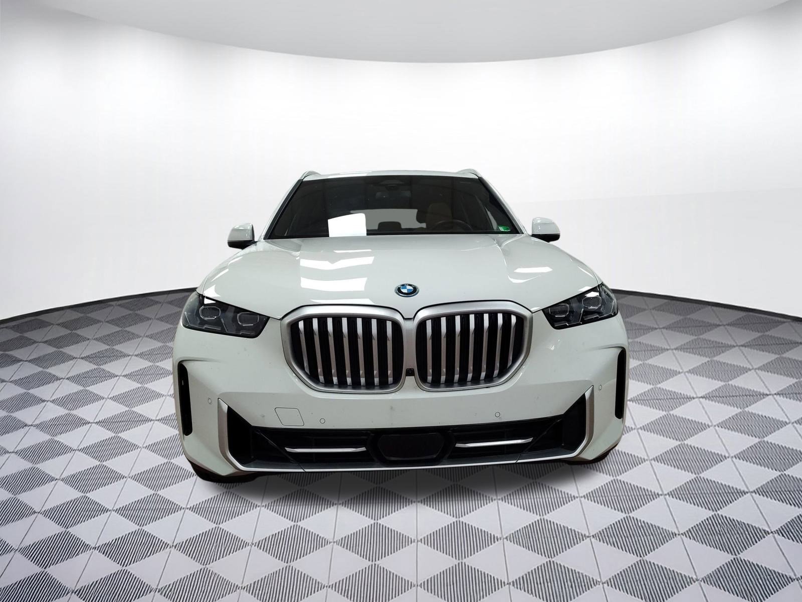 Used 2025 BMW X5 xDrive50e w/ Parking Assistance Package image 5