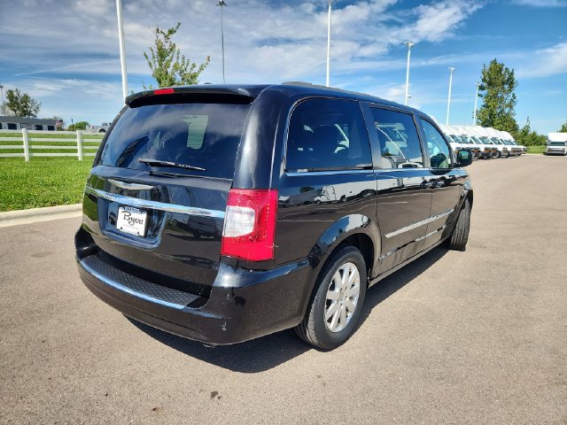 Used 2013 Chrysler Town & Country Touring FWD image 10