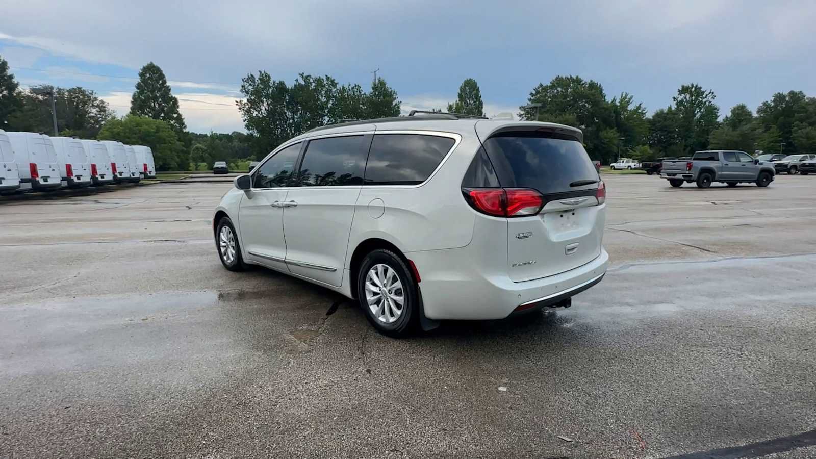 Used 2017 Chrysler Pacifica Touring-L FWD image 6