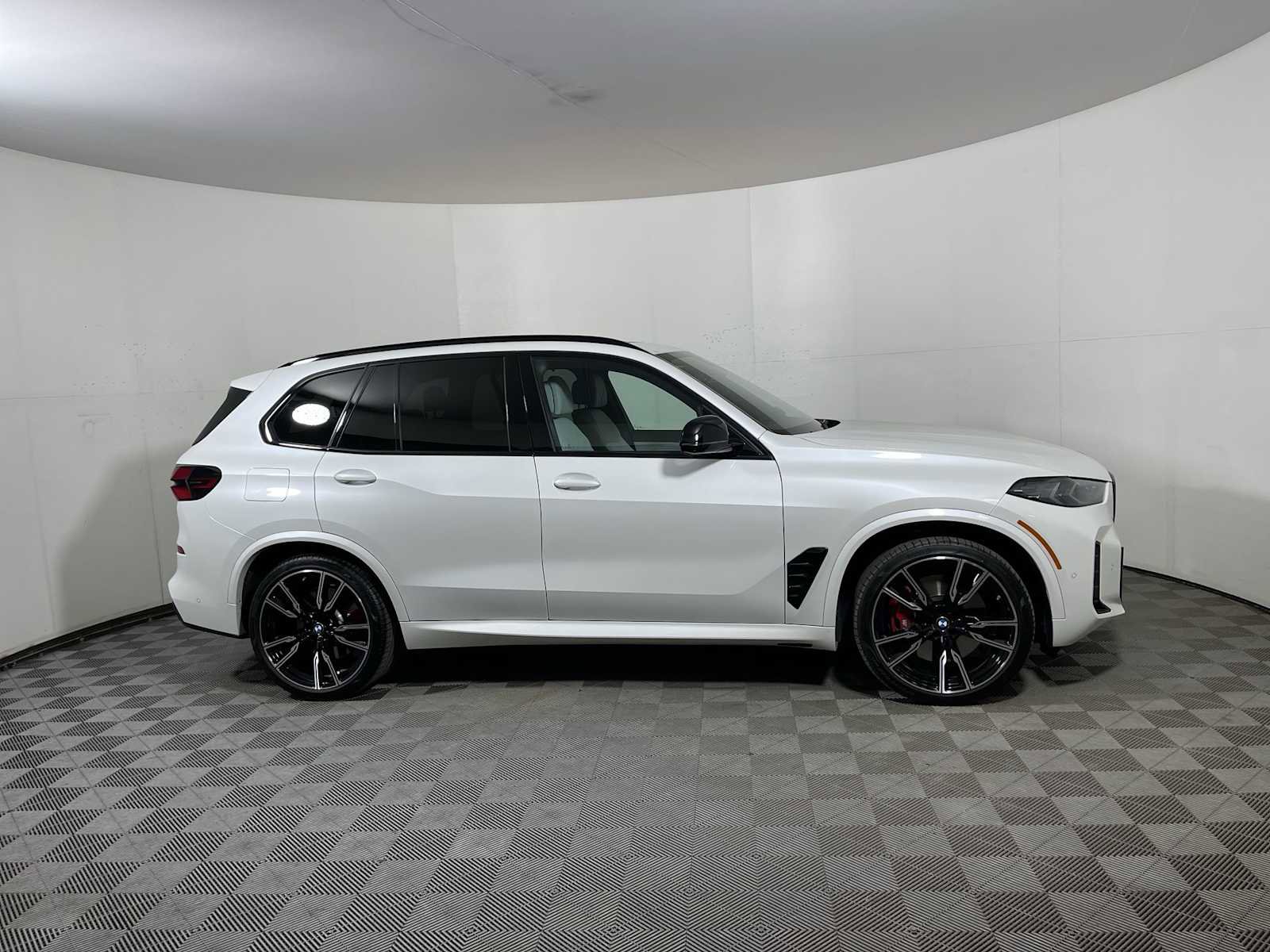 Used 2025 BMW X5 M60i w/ Executive Package image 7