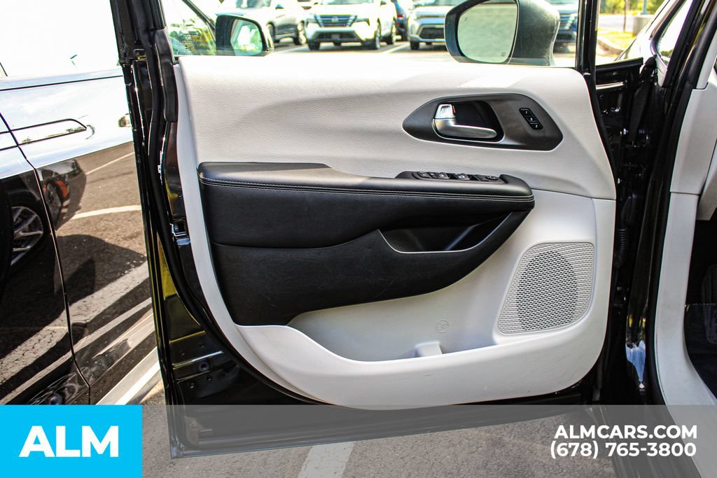 Used 2023 Chrysler Pacifica Touring-L FWD image 36