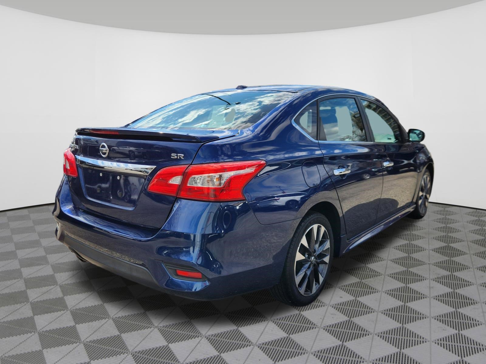 Used 2016 Nissan Sentra SR w/ SR Premium Package image 4