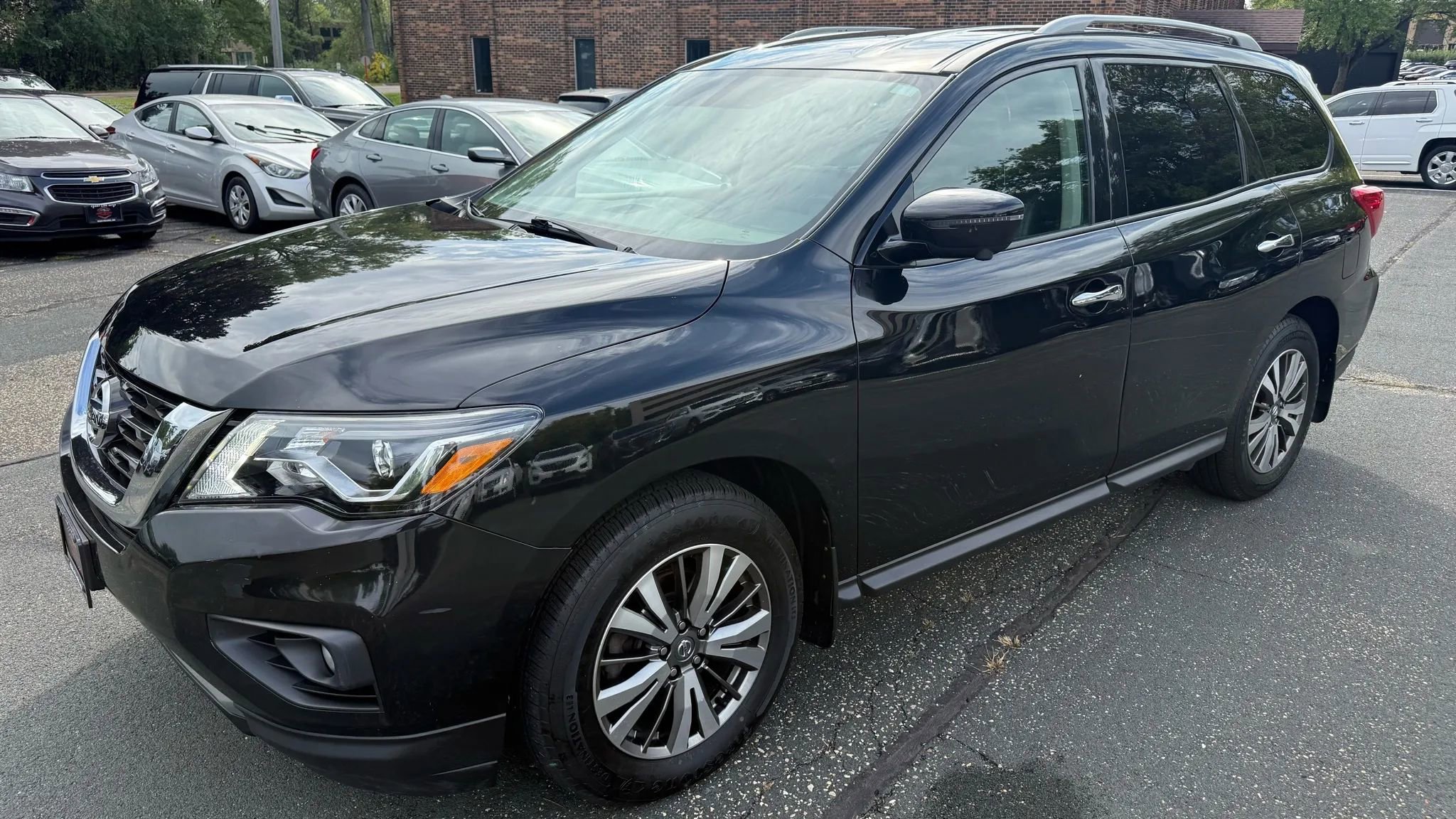 Used 2020 Nissan Pathfinder SL image 1