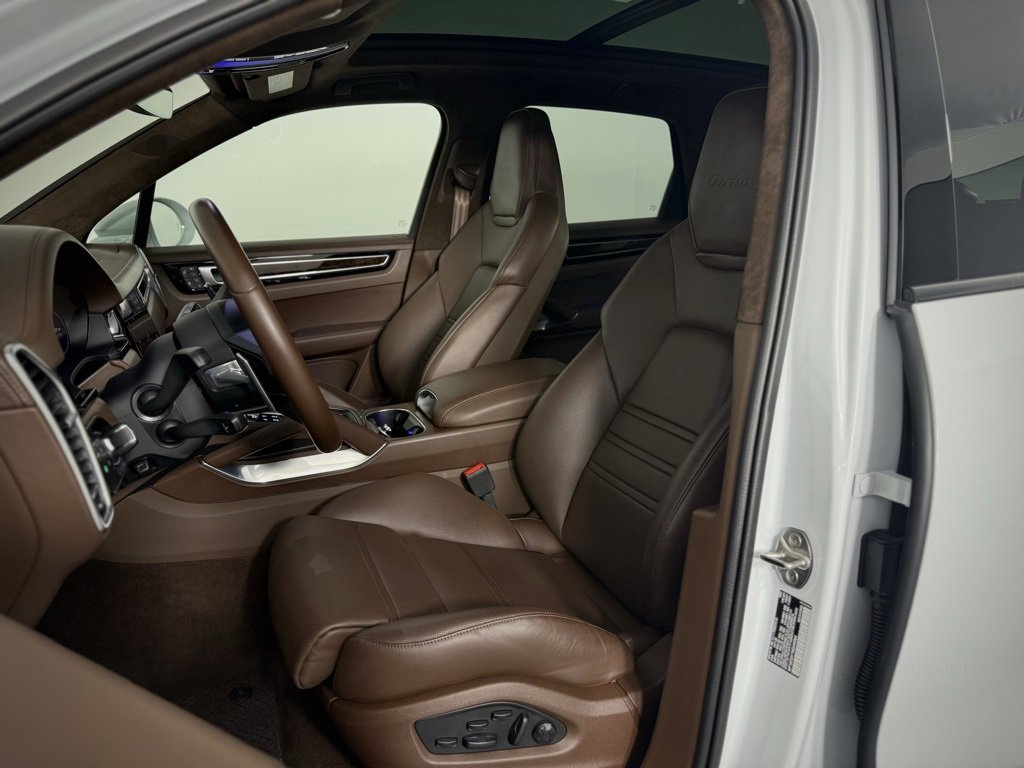 Used 2022 Porsche Cayenne Turbo image 5