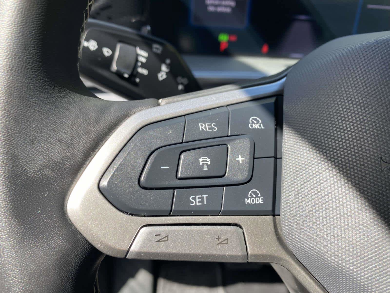 Certified 2025 Volkswagen Tiguan SE AWD/4WD image 13