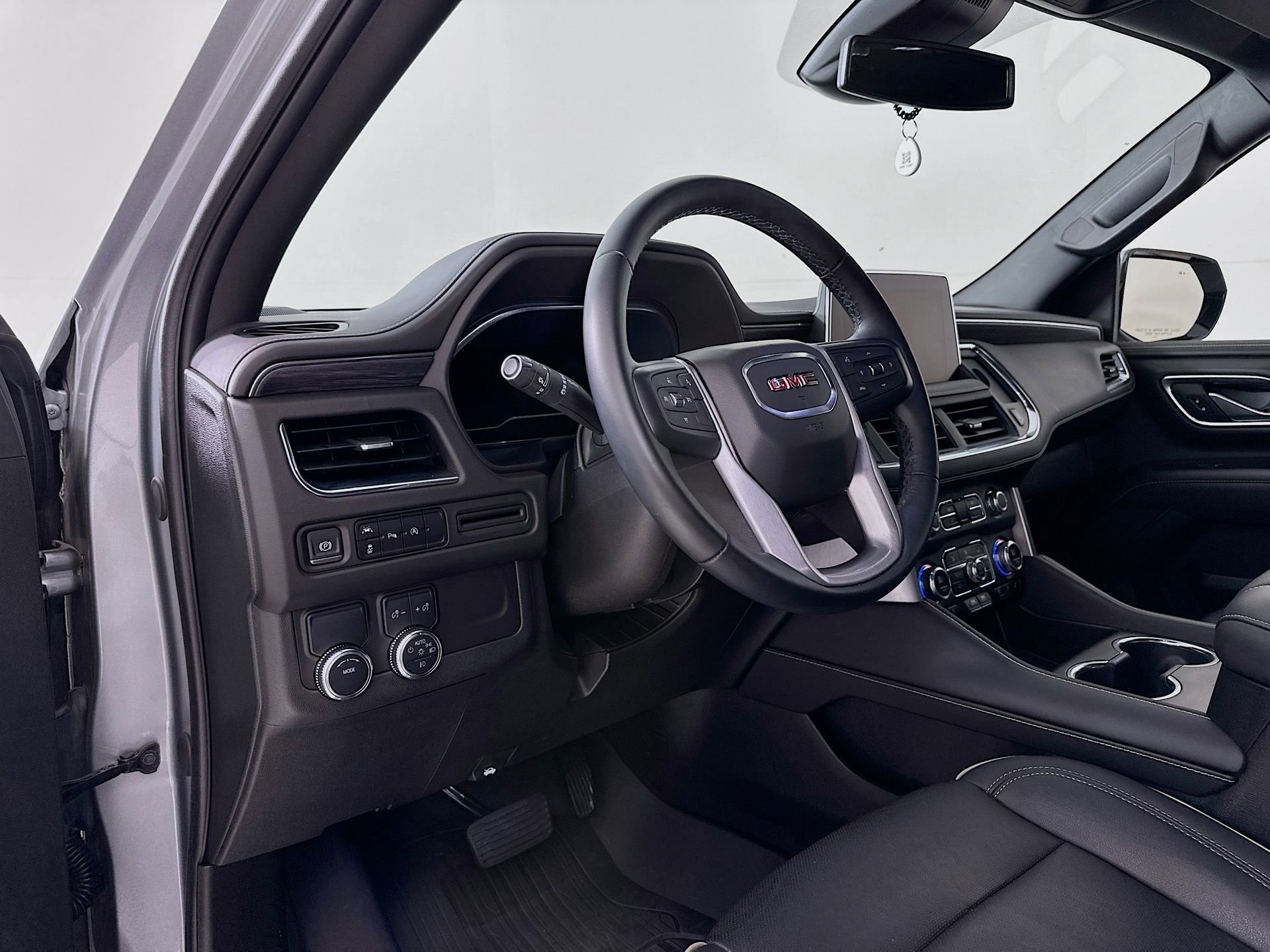 Used 2023 GMC Yukon XL SLT w/ LPO, Floor Liner Package image 10