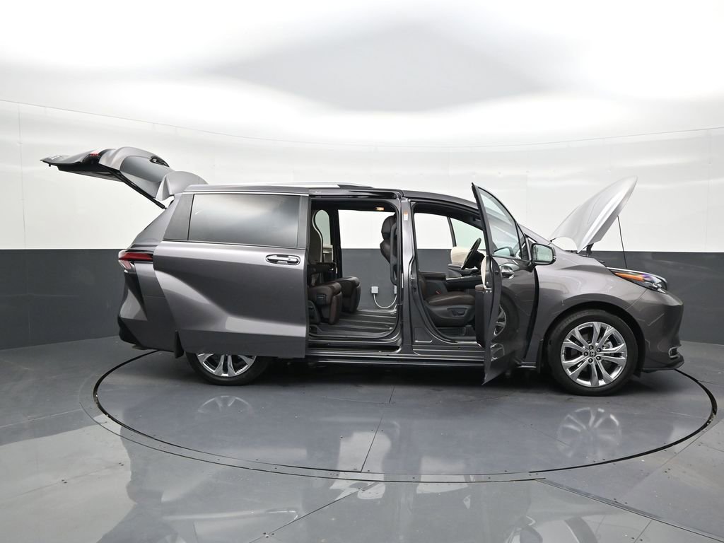 Used 2024 Toyota Sienna Platinum image 29