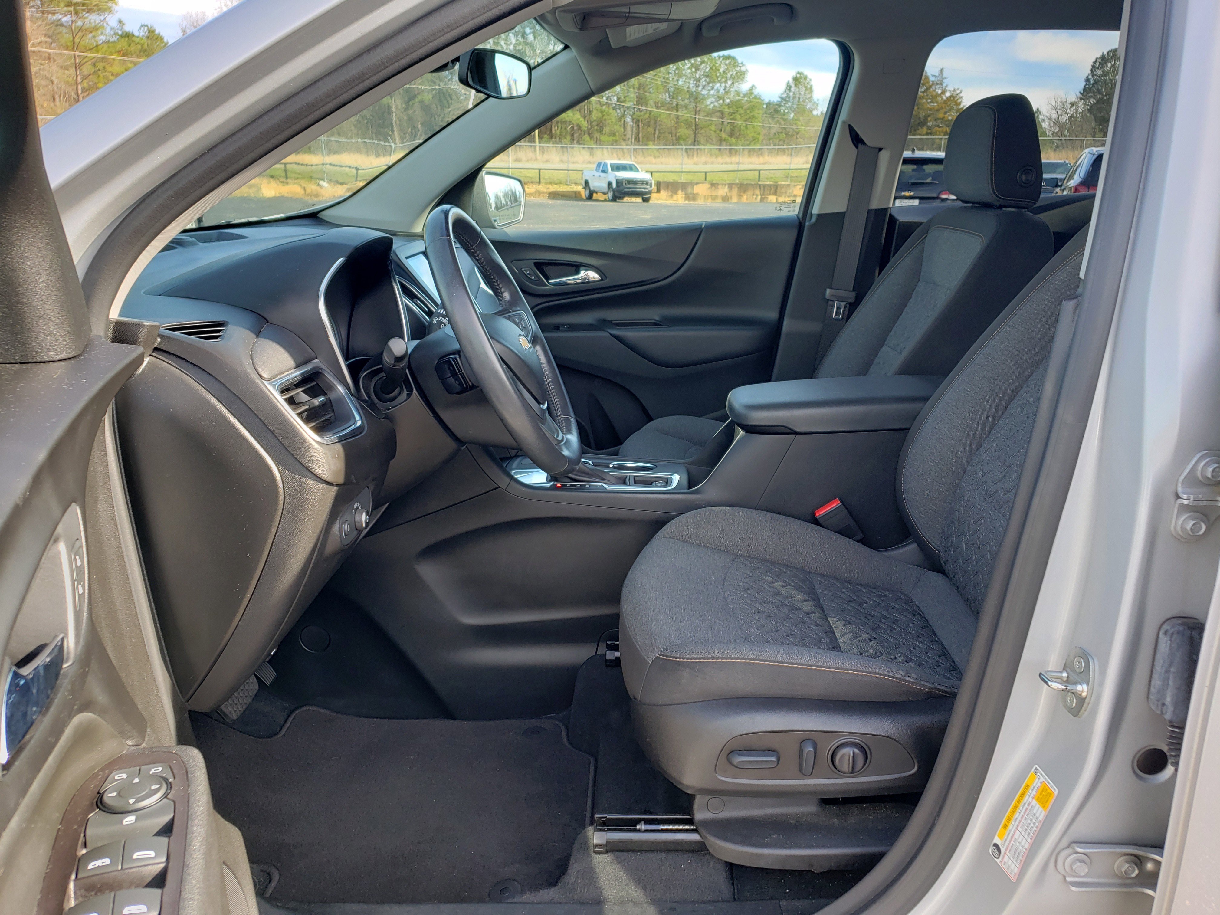 Used 2022 Chevrolet Equinox LT w/ Driver Convenience Package image 29