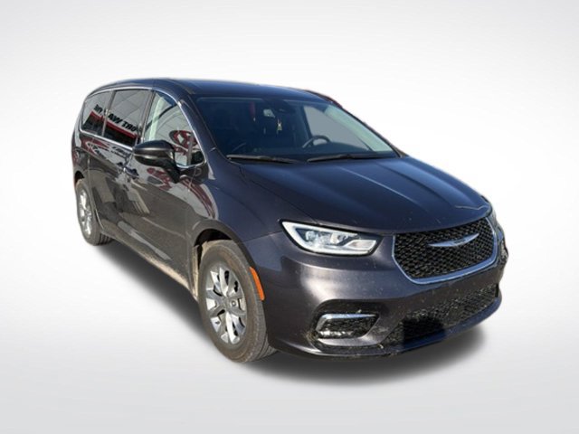 Used 2023 Chrysler Pacifica Touring-L w/ Uconnect Theater Family Group AWD/4WD image 2